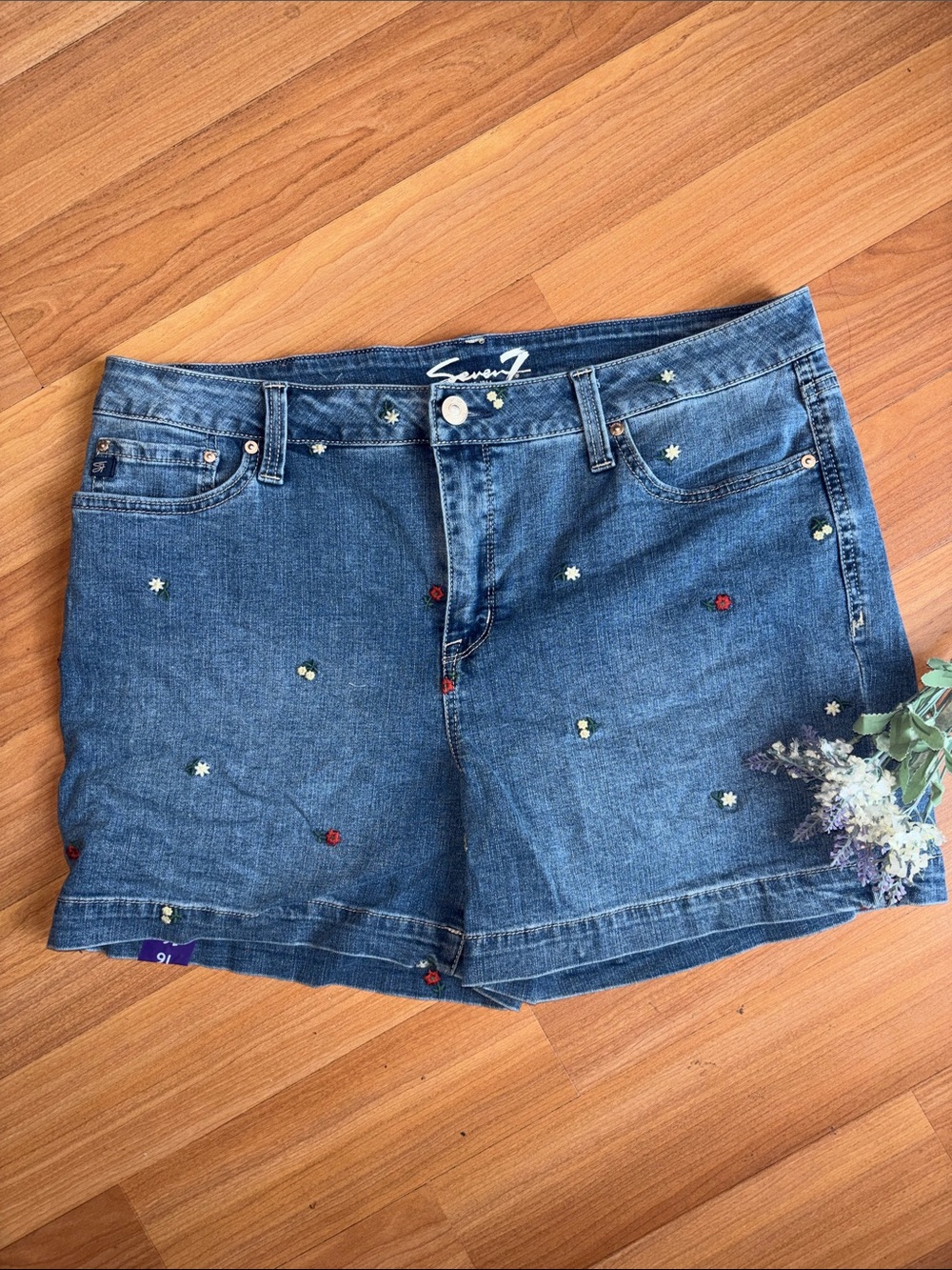 Seven7 Chic Weekend Denim Jeans Shorts Floral Embroidered Women’s Sz 16 NWT
